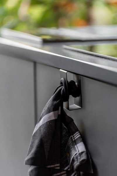 WENKO Haken Push, hochwertiger Küchenhaken aus rostfreiem Edelstahl in Schwarz matt Zum Einhängen an die Schublade Oder Schranktüre, Geschirrhandtücher Werden Einfach eingesteckt, 5 x 6 x 4 cm